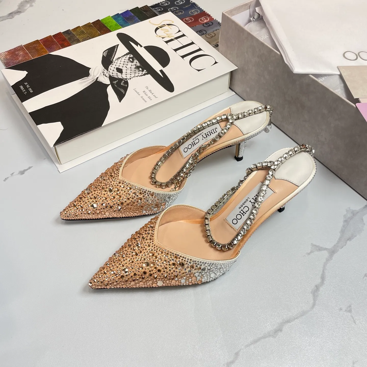 💕💕Factory direct selling price p680💕💕Jimmy Choo/Jimmy Choo classic diamond chain pointed toe crystal high-heeled sandals. Excellent crystal shoes, so beautiful that you can't take your eyes away. The shoe shape is very delicate and not too narrow and long. The internal space is enough to allow your toes to relax enough. The rhinestones outline a charming arc on the instep. It is simply beautiful. It has a 360-degree surrounding fairy atmosphere. Gorgeous without being exaggerated! ! The fabric is made of imported silk, with imported sheepskin lining. Customized A-grade Italian genuine leather sole. Heel height: 6.5 or 8.5. Size: 35-40 (41, 42, 43 customized, non-refundable)